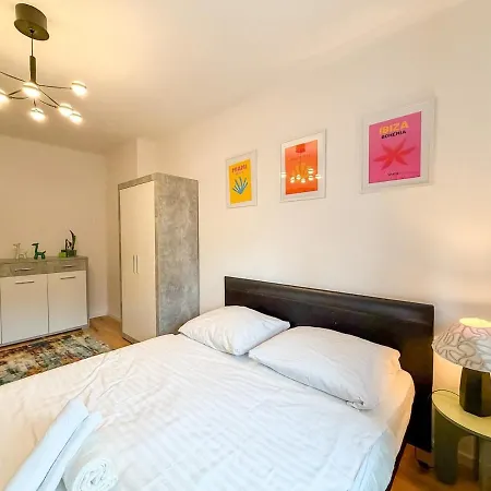Simcity X L Cozy Hideaway Just Step Away From Train Bus Station And Tipsport Arena W Free Parking, 24 7 Self Check-in Apartment Banská Bystrica